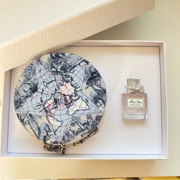 🌟 NEW BUNDLE- DIOR AROUND THE WORLD - Picture 3 of 13